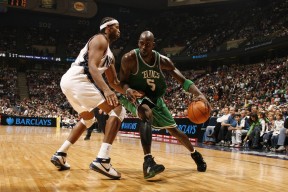 开云体育下载官网-黄蜂小前锋场上滑倒引发伤情担忧，前黄蜂队